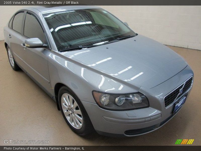 Flint Gray Metallic / Off Black 2005 Volvo S40 2.4i