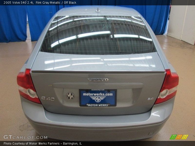 Flint Gray Metallic / Off Black 2005 Volvo S40 2.4i