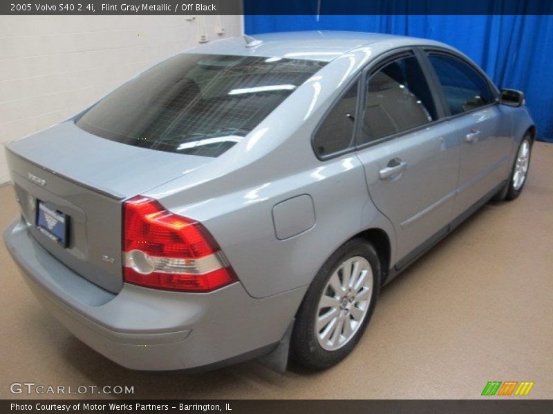 Flint Gray Metallic / Off Black 2005 Volvo S40 2.4i