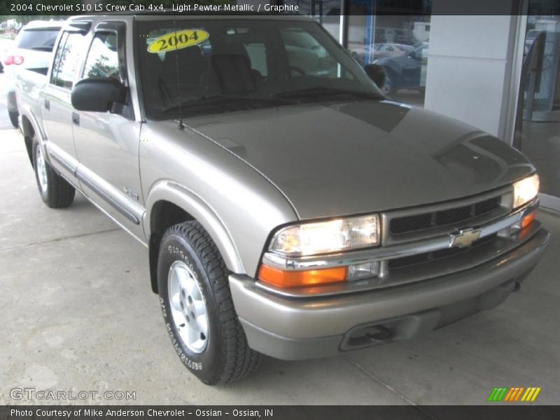 Front 3/4 View of 2004 S10 LS Crew Cab 4x4