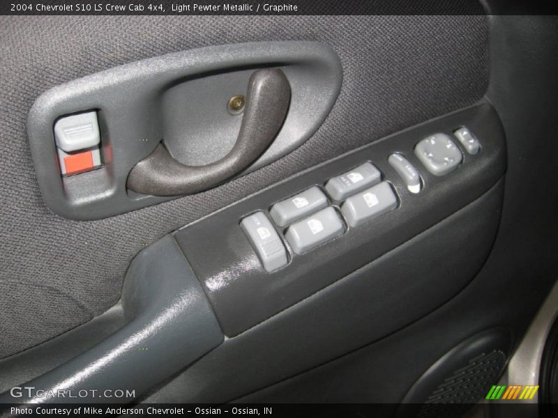 Light Pewter Metallic / Graphite 2004 Chevrolet S10 LS Crew Cab 4x4