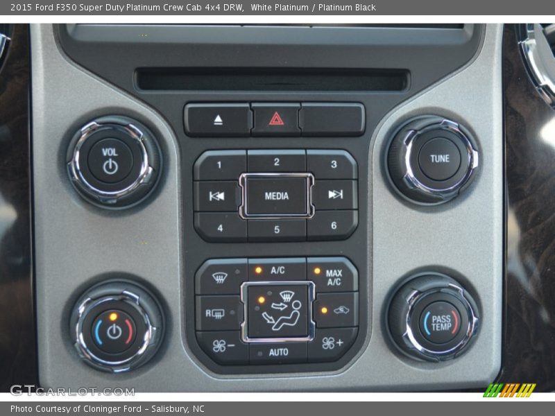 Controls of 2015 F350 Super Duty Platinum Crew Cab 4x4 DRW
