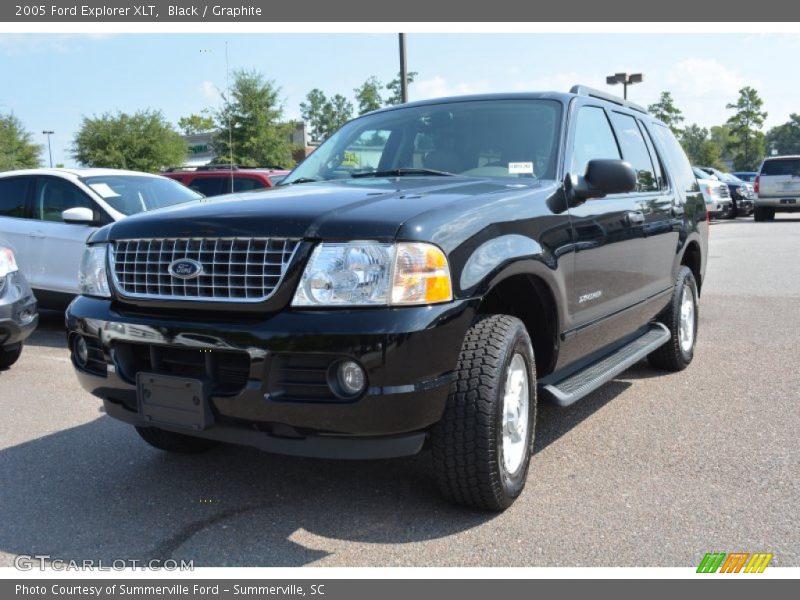 Front 3/4 View of 2005 Explorer XLT
