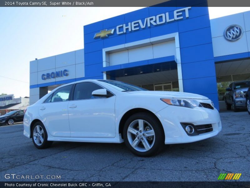 Super White / Black/Ash 2014 Toyota Camry SE