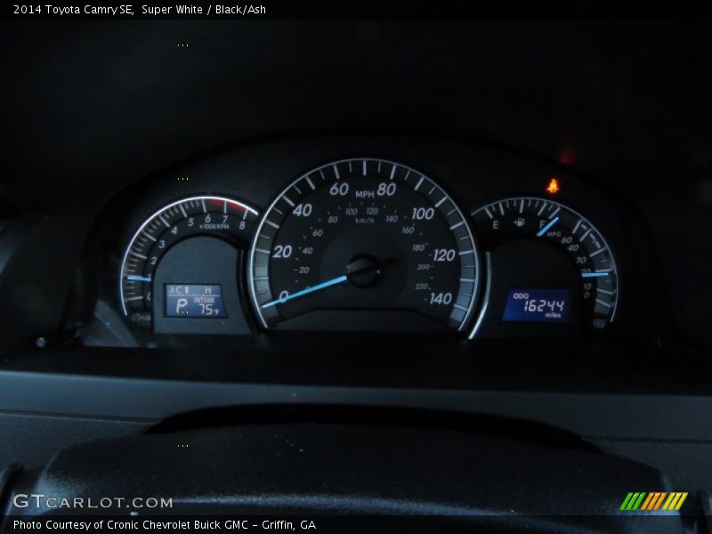 Super White / Black/Ash 2014 Toyota Camry SE