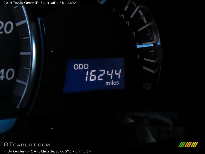 Super White / Black/Ash 2014 Toyota Camry SE