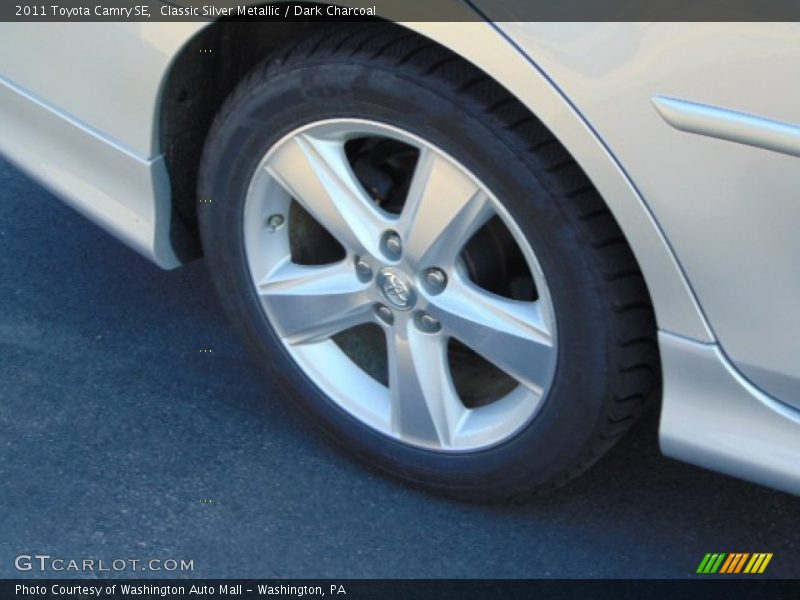 Classic Silver Metallic / Dark Charcoal 2011 Toyota Camry SE