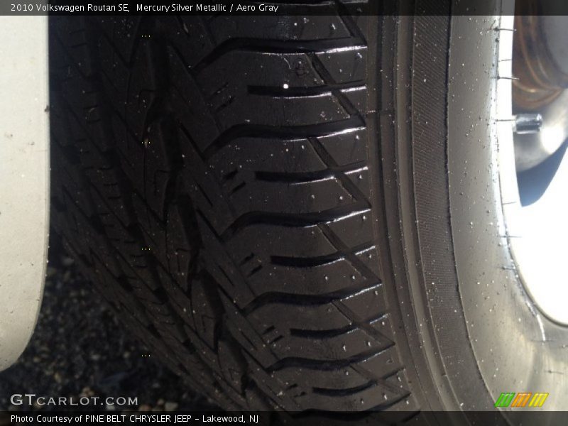 Mercury Silver Metallic / Aero Gray 2010 Volkswagen Routan SE