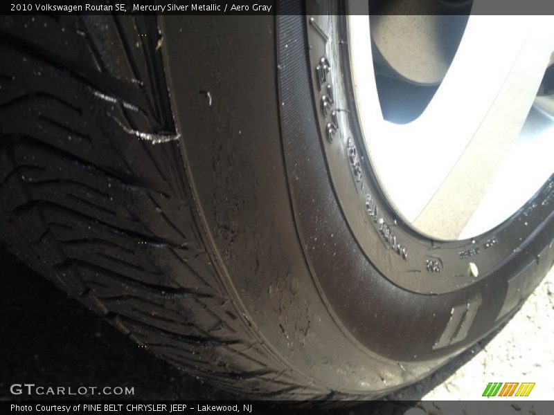 Mercury Silver Metallic / Aero Gray 2010 Volkswagen Routan SE