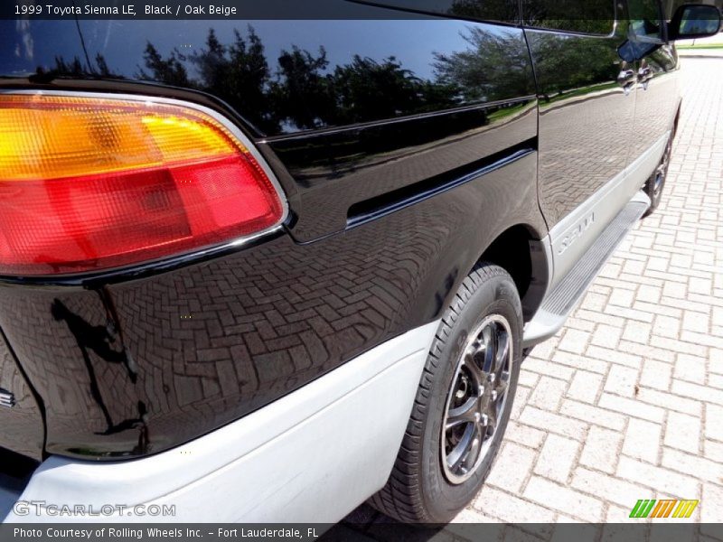 Black / Oak Beige 1999 Toyota Sienna LE