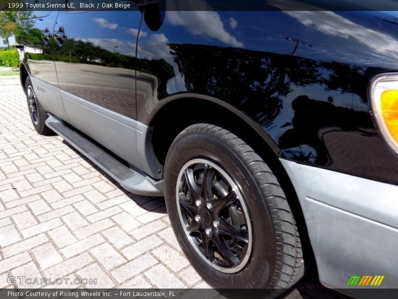 Black / Oak Beige 1999 Toyota Sienna LE