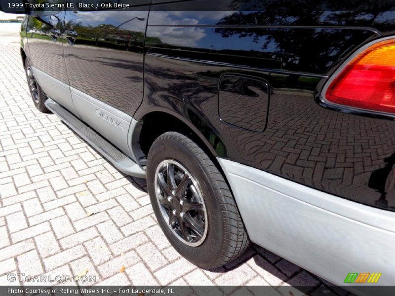 Black / Oak Beige 1999 Toyota Sienna LE