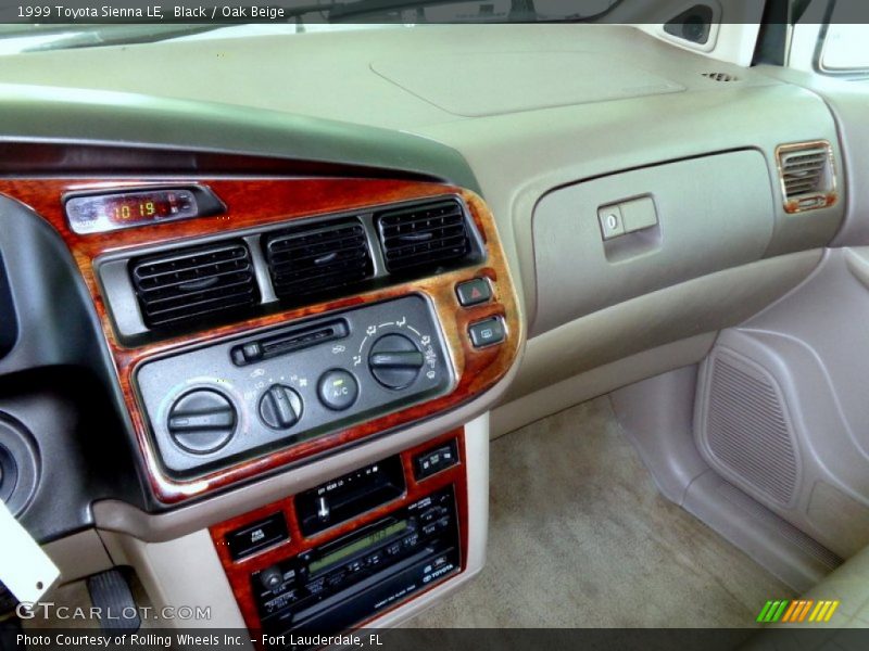 Black / Oak Beige 1999 Toyota Sienna LE