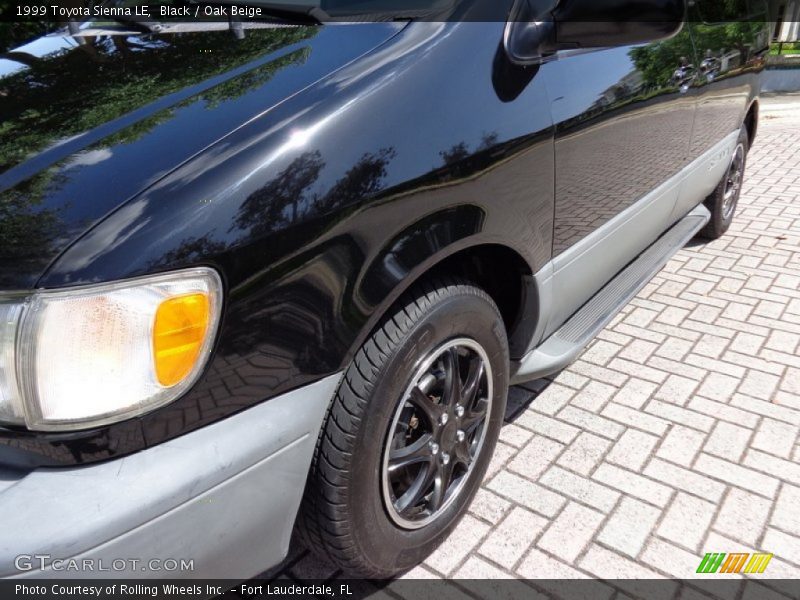 Black / Oak Beige 1999 Toyota Sienna LE