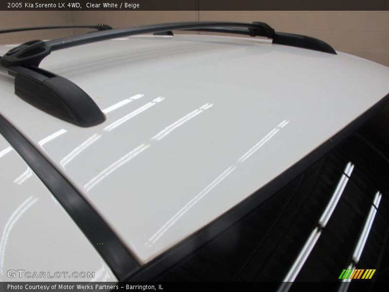 Clear White / Beige 2005 Kia Sorento LX 4WD