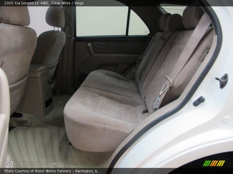 Clear White / Beige 2005 Kia Sorento LX 4WD