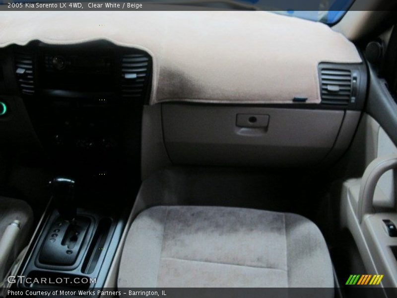 Clear White / Beige 2005 Kia Sorento LX 4WD