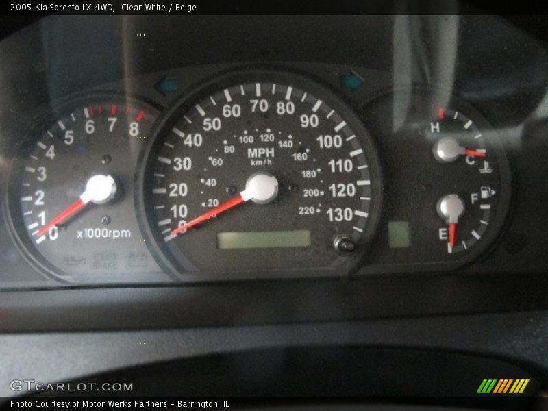 Clear White / Beige 2005 Kia Sorento LX 4WD