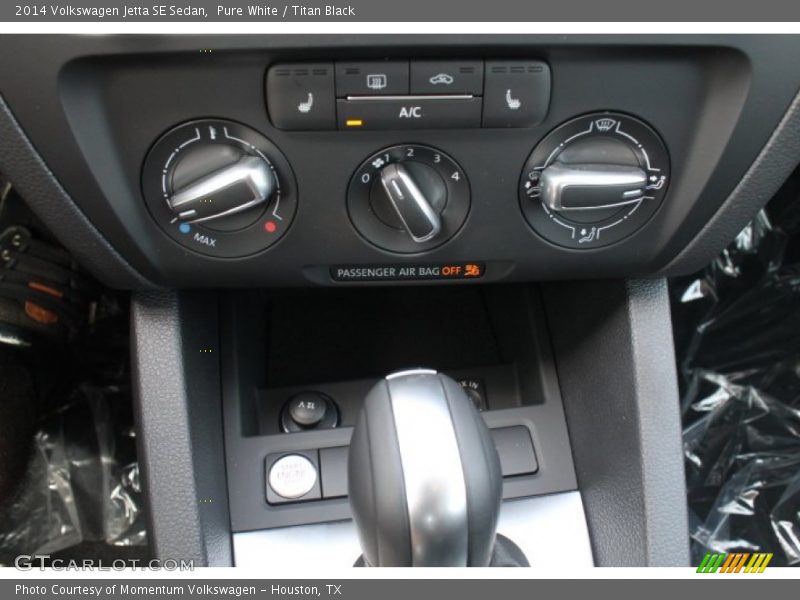 Pure White / Titan Black 2014 Volkswagen Jetta SE Sedan
