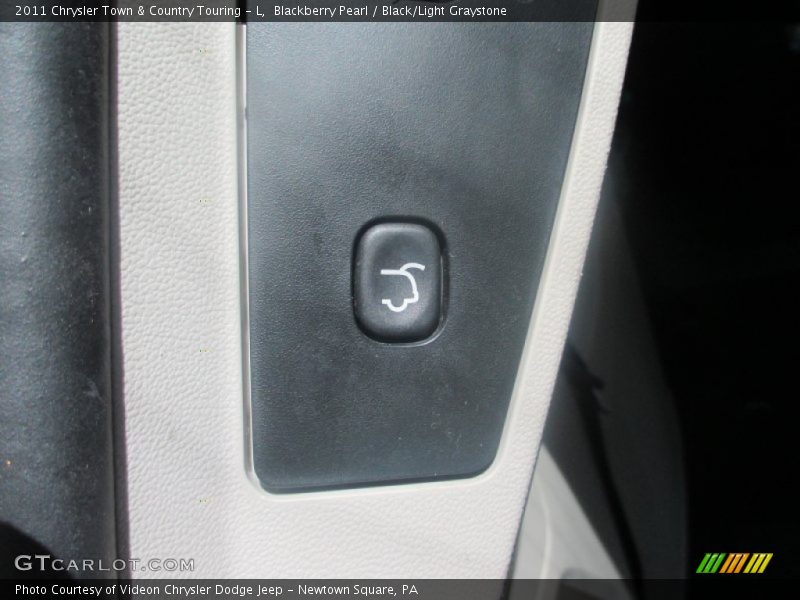 Blackberry Pearl / Black/Light Graystone 2011 Chrysler Town & Country Touring - L