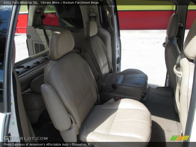 Vibrant White / Medium Parchment Beige 2002 Ford Windstar SEL