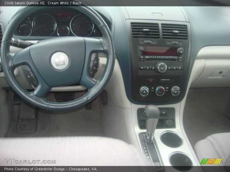Cream White / Black 2008 Saturn Outlook XE
