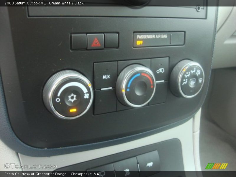Cream White / Black 2008 Saturn Outlook XE