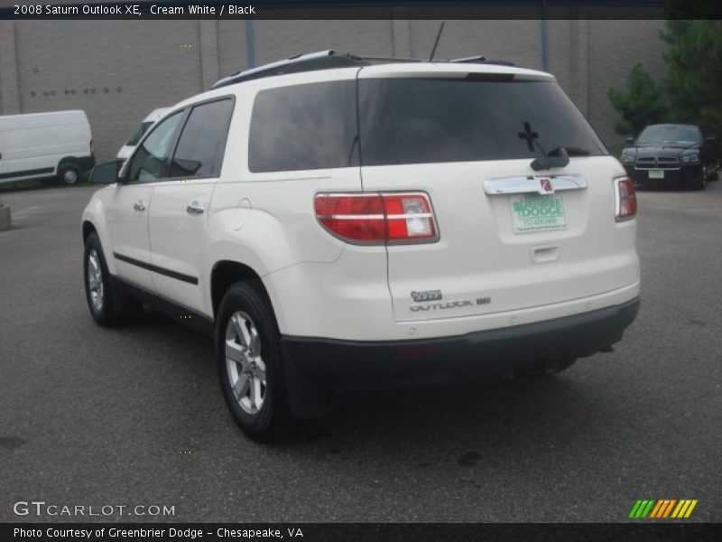 Cream White / Black 2008 Saturn Outlook XE