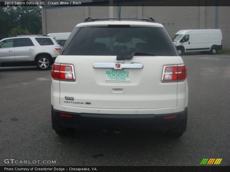 Cream White / Black 2008 Saturn Outlook XE