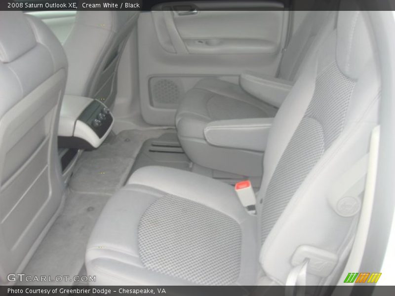 Cream White / Black 2008 Saturn Outlook XE