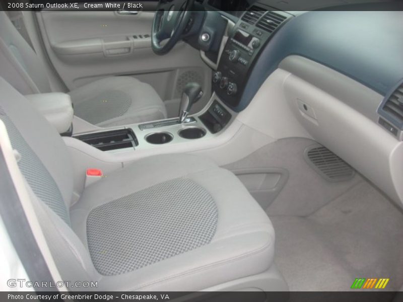 Cream White / Black 2008 Saturn Outlook XE