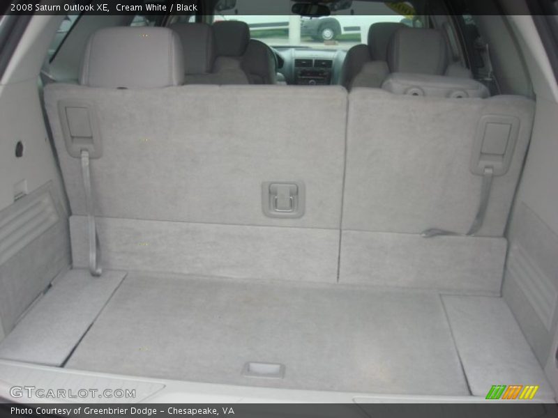 Cream White / Black 2008 Saturn Outlook XE