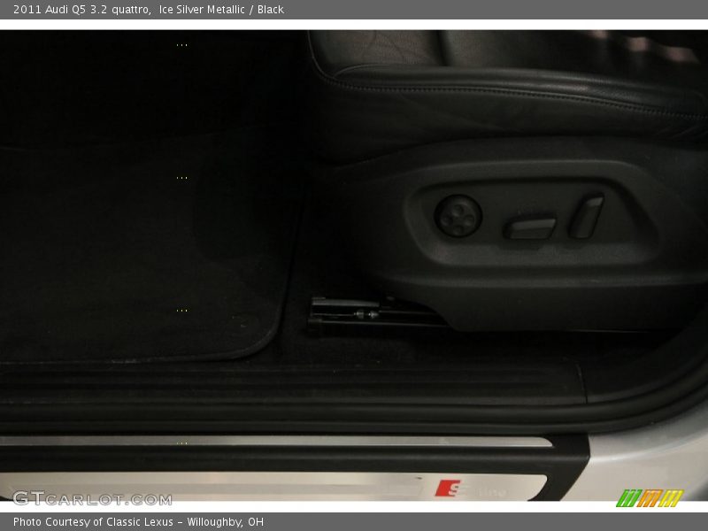 Ice Silver Metallic / Black 2011 Audi Q5 3.2 quattro