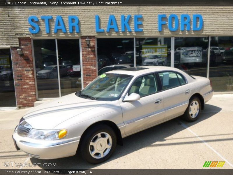 Ivory Parchment Tri-Coat / Light Parchment 2002 Lincoln Continental