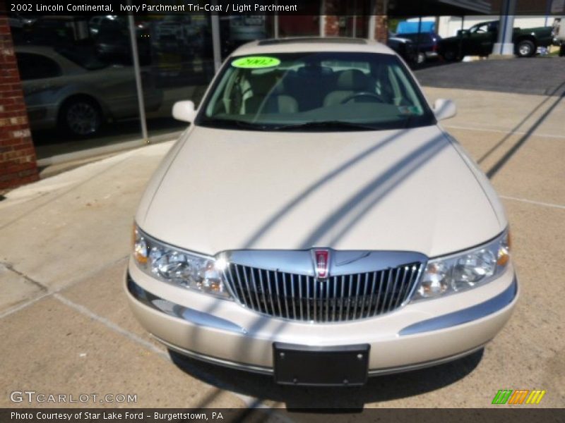 Ivory Parchment Tri-Coat / Light Parchment 2002 Lincoln Continental