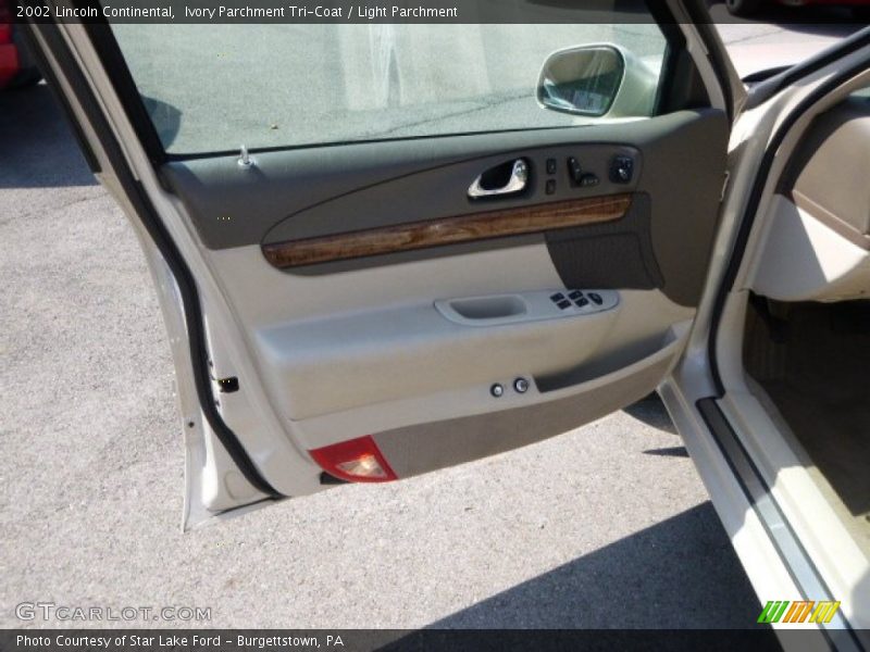 Ivory Parchment Tri-Coat / Light Parchment 2002 Lincoln Continental