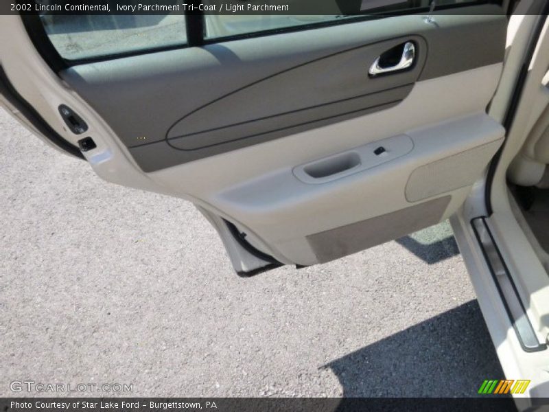 Ivory Parchment Tri-Coat / Light Parchment 2002 Lincoln Continental
