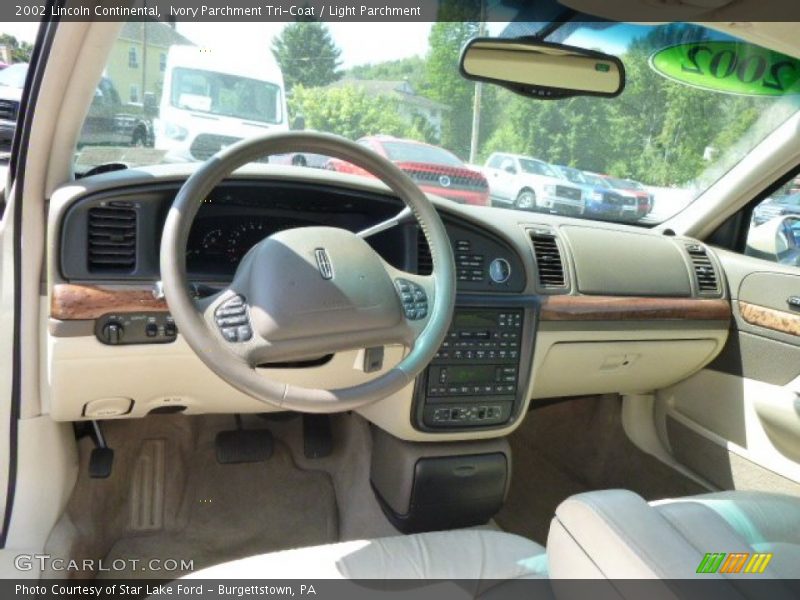 Ivory Parchment Tri-Coat / Light Parchment 2002 Lincoln Continental