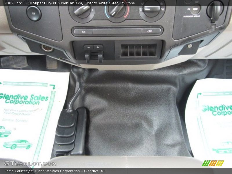 Oxford White / Medium Stone 2009 Ford F250 Super Duty XL SuperCab 4x4