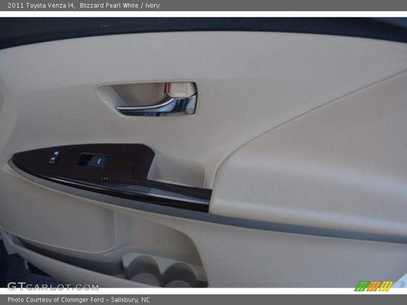 Blizzard Pearl White / Ivory 2011 Toyota Venza I4