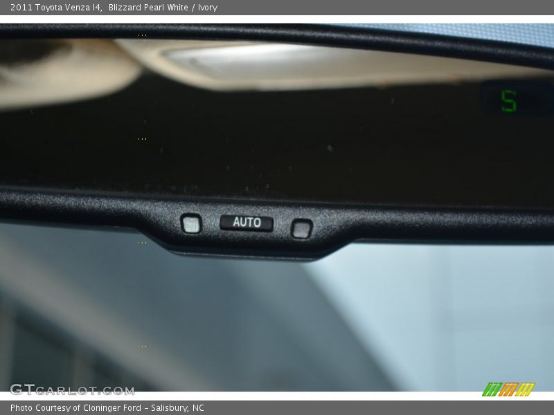 Blizzard Pearl White / Ivory 2011 Toyota Venza I4