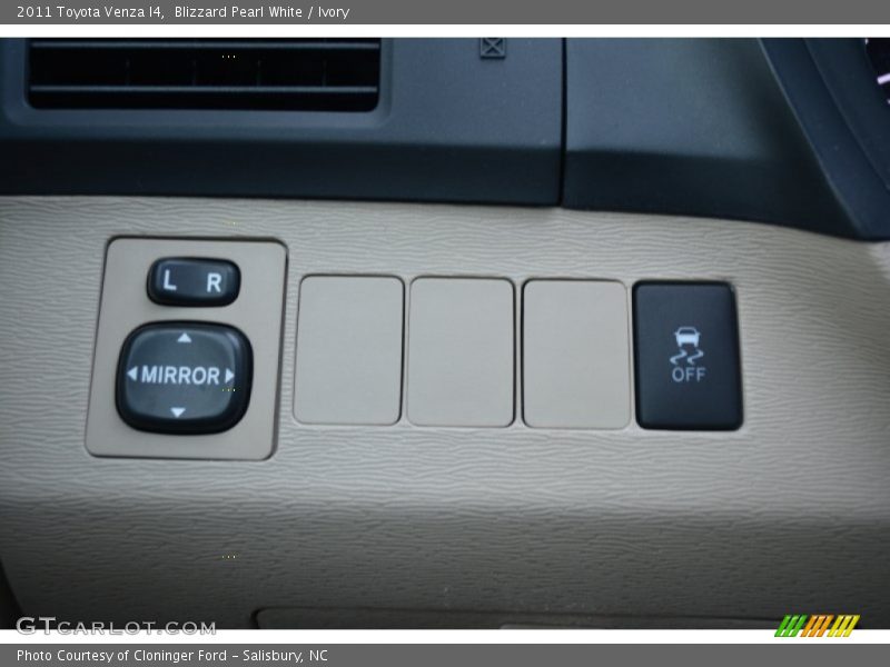 Blizzard Pearl White / Ivory 2011 Toyota Venza I4