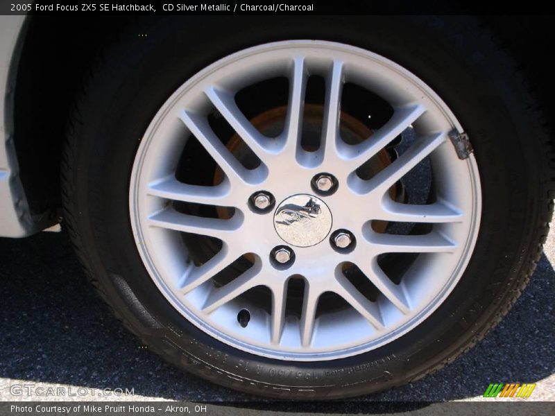 CD Silver Metallic / Charcoal/Charcoal 2005 Ford Focus ZX5 SE Hatchback