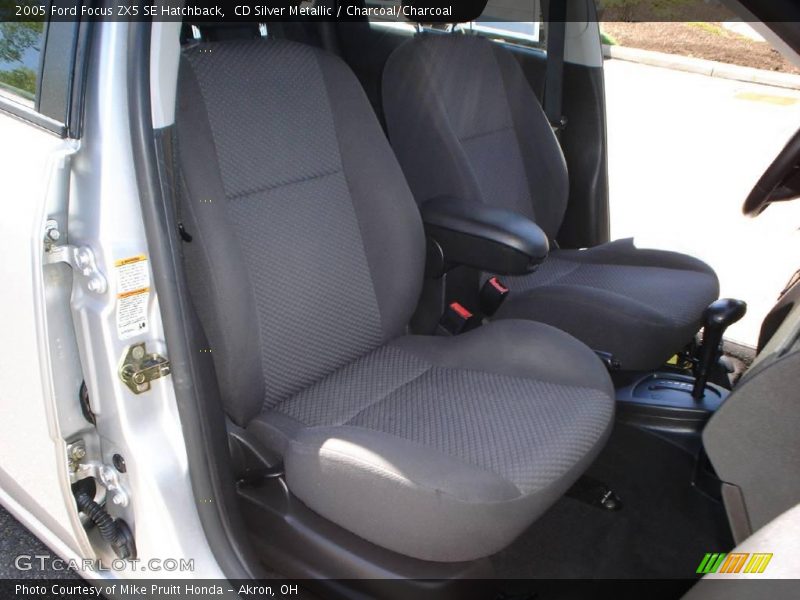 CD Silver Metallic / Charcoal/Charcoal 2005 Ford Focus ZX5 SE Hatchback
