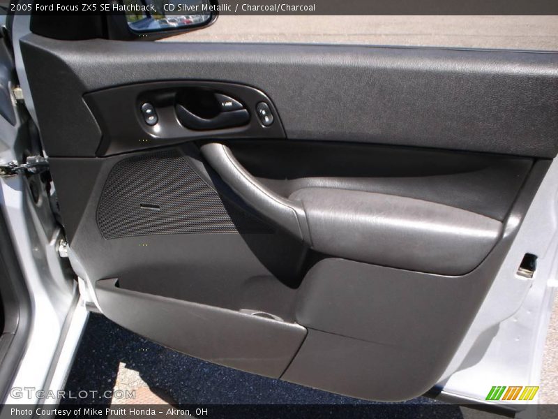 CD Silver Metallic / Charcoal/Charcoal 2005 Ford Focus ZX5 SE Hatchback