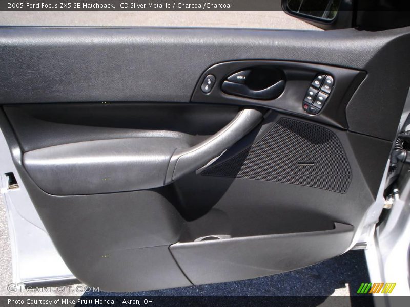 CD Silver Metallic / Charcoal/Charcoal 2005 Ford Focus ZX5 SE Hatchback
