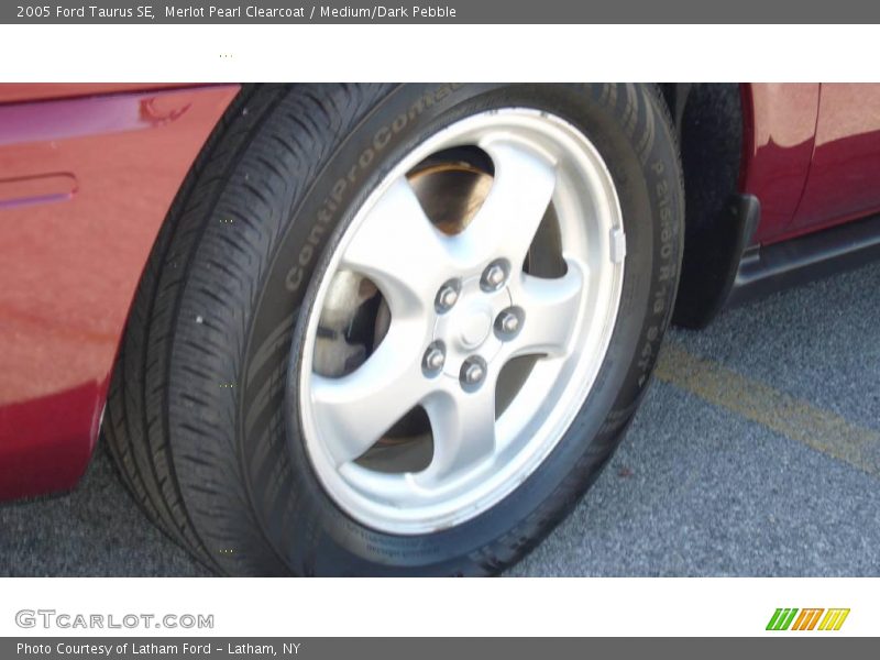 Merlot Pearl Clearcoat / Medium/Dark Pebble 2005 Ford Taurus SE