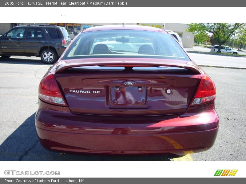 Merlot Pearl Clearcoat / Medium/Dark Pebble 2005 Ford Taurus SE