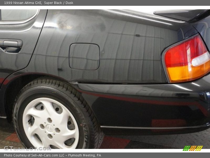 Super Black / Dusk 1999 Nissan Altima GXE