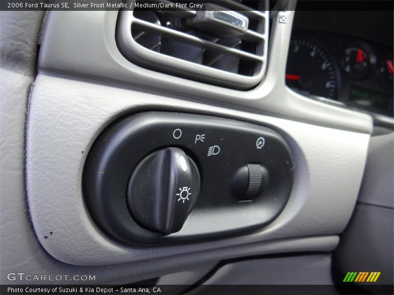 Silver Frost Metallic / Medium/Dark Flint Grey 2006 Ford Taurus SE